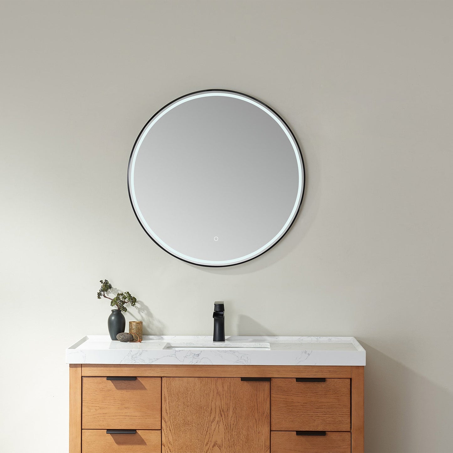 Vinnova, 32'' Round LED Lighted Accent Bathroom/Vanity Wall Mirror