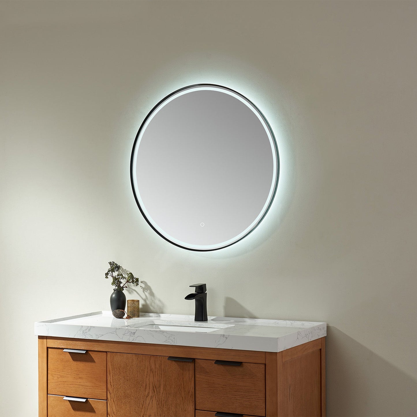 Vinnova, 32'' Round LED Lighted Accent Bathroom/Vanity Wall Mirror
