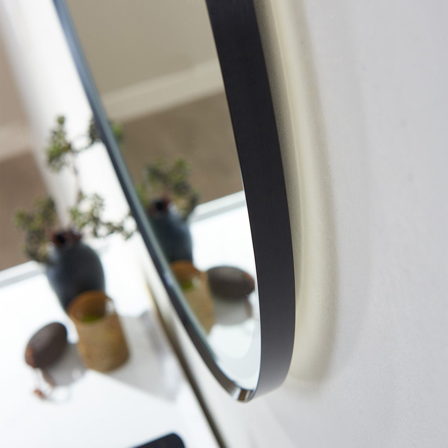 Vinnova, 32'' Round LED Lighted Accent Bathroom/Vanity Wall Mirror
