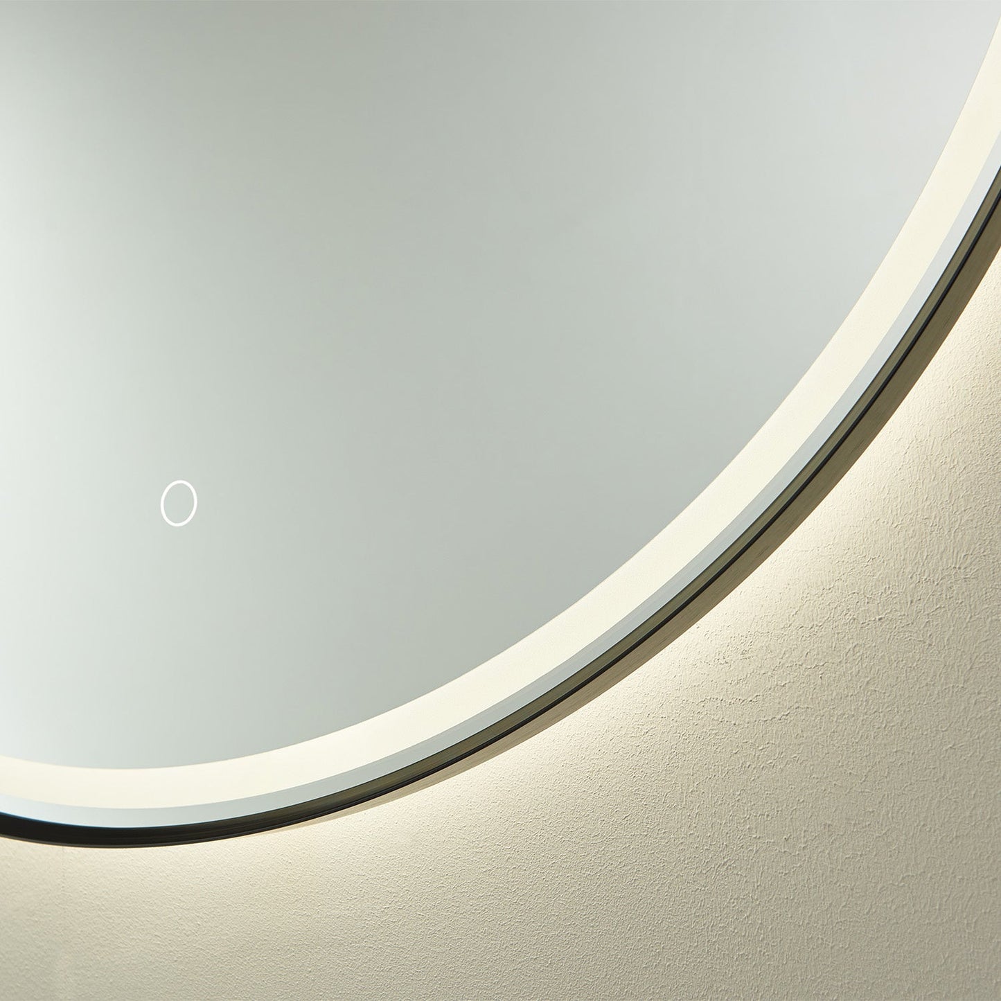 Vinnova, 32'' Round LED Lighted Accent Bathroom/Vanity Wall Mirror
