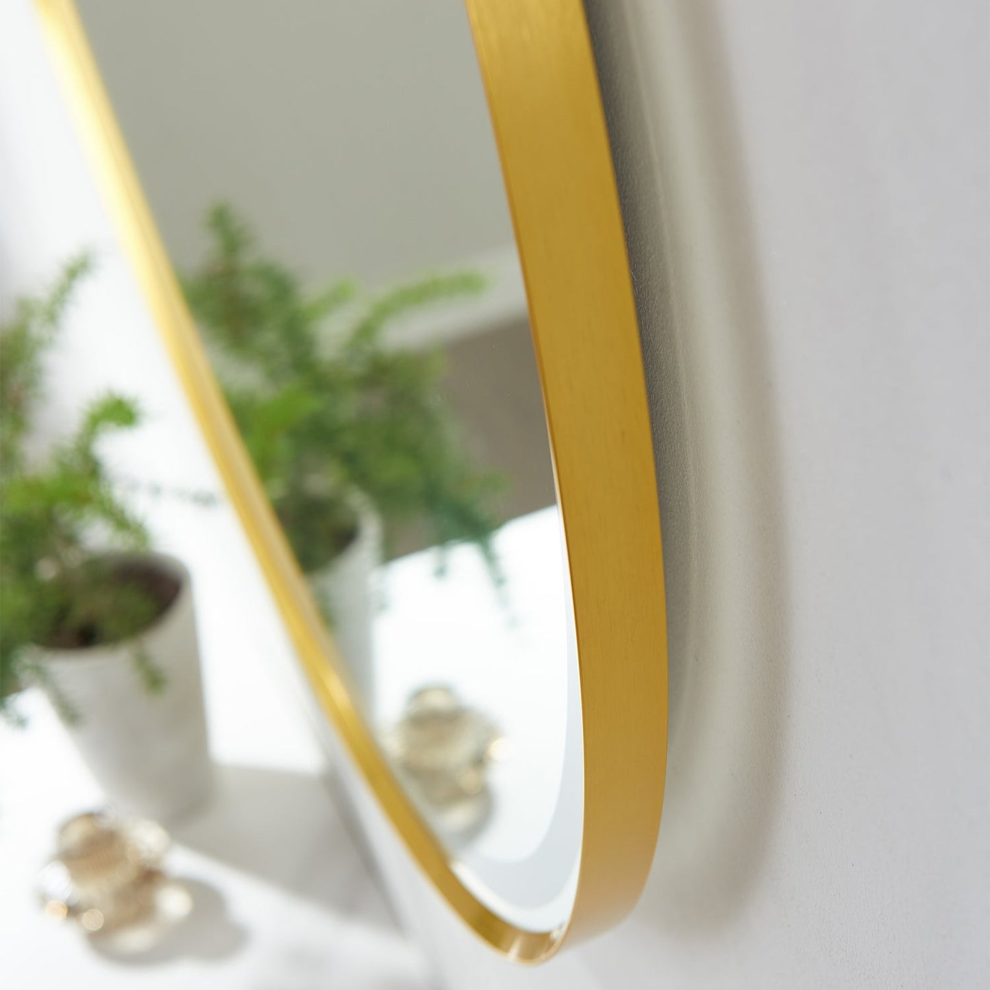 Vinnova, 32'' Round LED Lighted Accent Bathroom/Vanity Wall Mirror